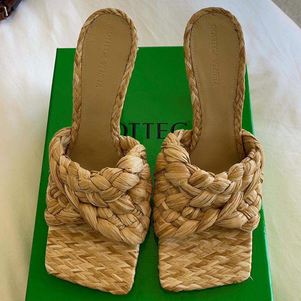 ボッテガヴェネタ Bottega Veneta Raffia Sandals Bottega Veneta Raffia Flat Slide Sandals | Neiman Marcus